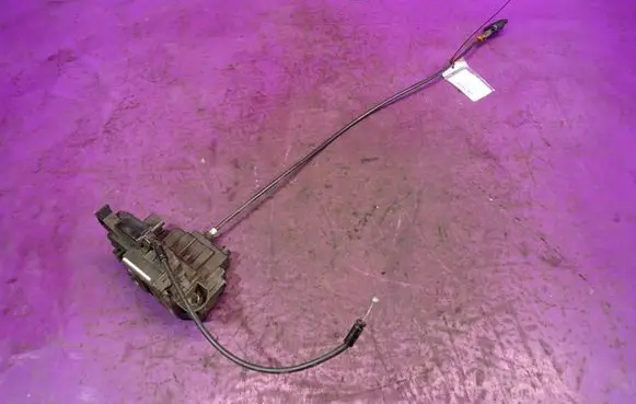 Renault Clio III Front door lock 