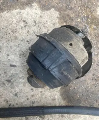 Volvo V70 Engine mount bracket