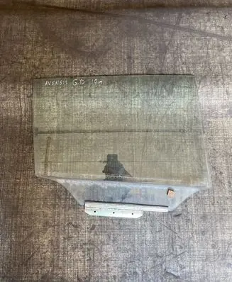 Toyota Avensis T270 Rear door window glass