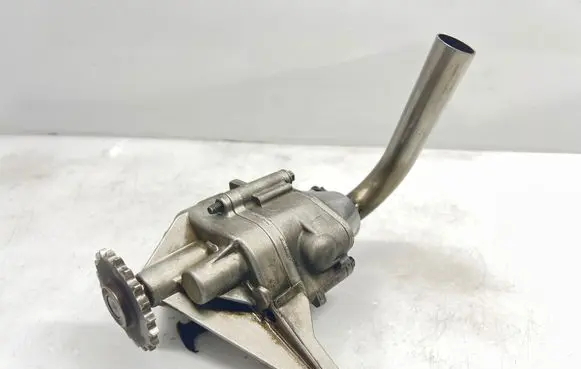 Mercedes-Benz Vito Viano W639 Oil pump 6111810201