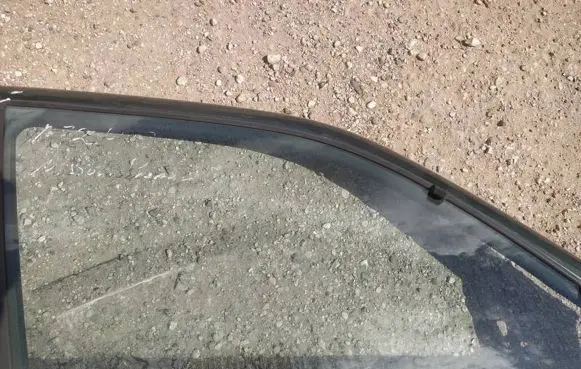 Nissan Primera Front door window glass four-door as2
