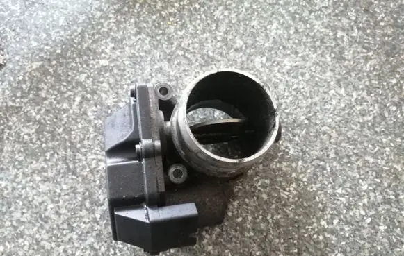 Volkswagen Touareg I Throttle valve 076128063A