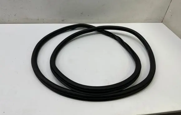 Volkswagen Touareg III Rear door rubber seal (on body) 760867913D