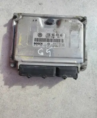 Volkswagen Golf V Engine control unit/module 0261208589