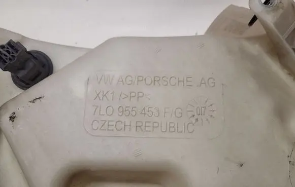 Volkswagen Touareg I Windshield washer fluid reservoir/tank 7L0955453F