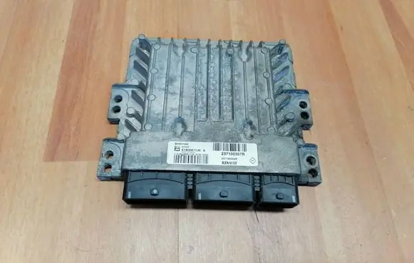 Renault Megane III Engine control unit/module 237100307R S180067106A 237100033R