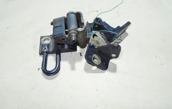 Audi A4 S4 B7 8E 8H Front door lower hinge 8E0831412B