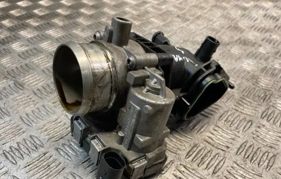 Volkswagen Tiguan Throttle valve 03C129721B