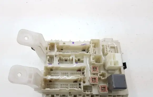 Toyota RAV 4 (XA30) Fuse module 8273042020