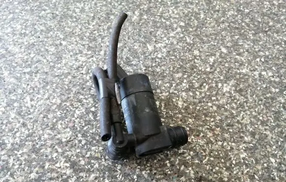 Volvo V50 Windscreen/windshield washer pump