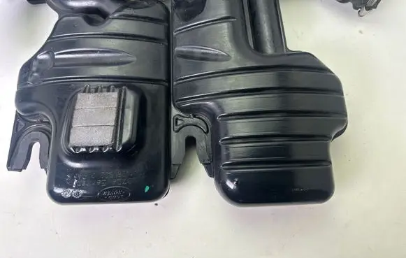 Land Rover Discovery 4 - LR4 Intake resonator AH326C700AC