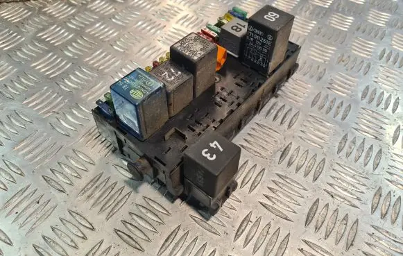 Volkswagen PASSAT B2 Fuse module 171941813D