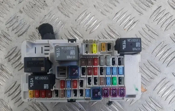 Opel Insignia B Fuse box set 35048788