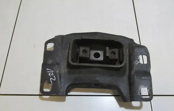 Ford Focus Front shock absorber mounting bracket 8M517M121