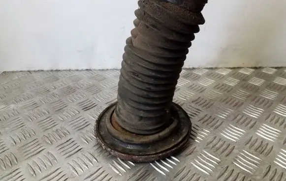 Suzuki Grand Vitara II Coil spring mount 