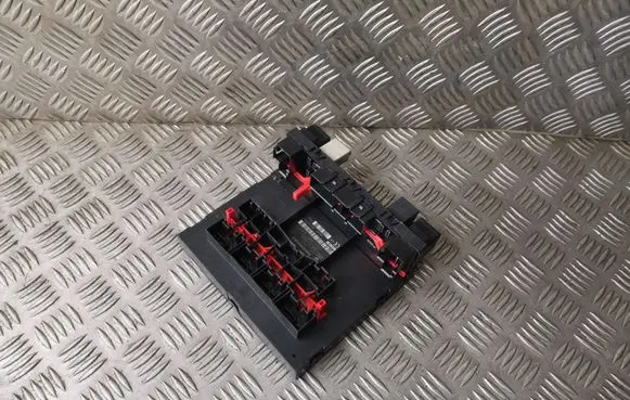 Volkswagen Touran I Fuse module 3C0937049E