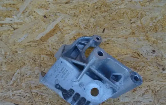 Volvo XC60 Engine mounting bracket 31430490