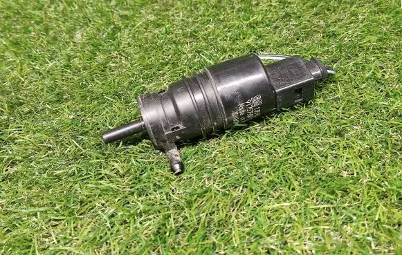 Chevrolet Cruze II Windscreen/windshield washer pump 13593730 91757500