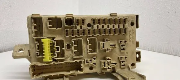 Toyota Avensis T250 Fuse module 8264105020A 3170883785