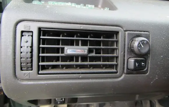 Nissan X-Trail T30 Dash center air vent grill 