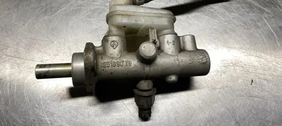 Nissan Almera Tino Master brake cylinder 25189079