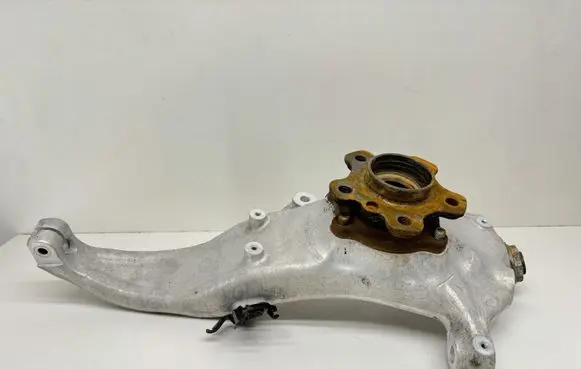 BMW 8 G16 Front wheel hub 6884385