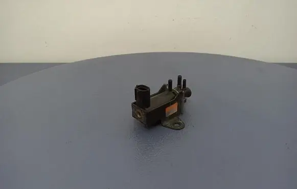 Toyota Avensis Verso Vacuum valve 2581927050