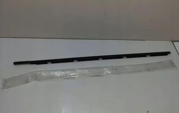 Hyundai Elantra VI Front door glass trim molding 82220F2010