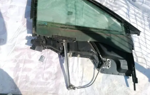 Audi 80 90 B3 Front door window/glass frame 