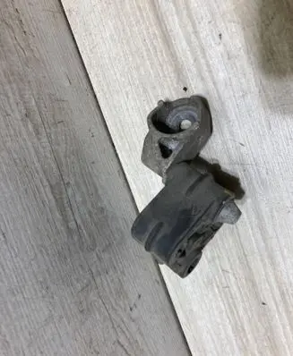 BMW 3 G20 G21 Muffler mount bracket/holder 8599408