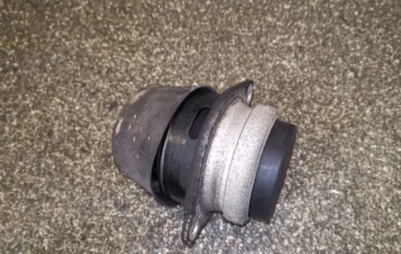 Volkswagen Touareg I Engine mount bracket 7L6199131