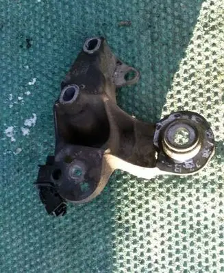 Audi A6 S6 C5 4B Engine mounting bracket 4B0199352B
