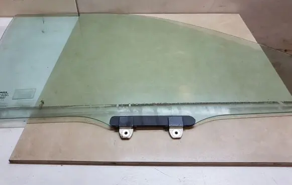 Honda CR-V Front door window glass four-door