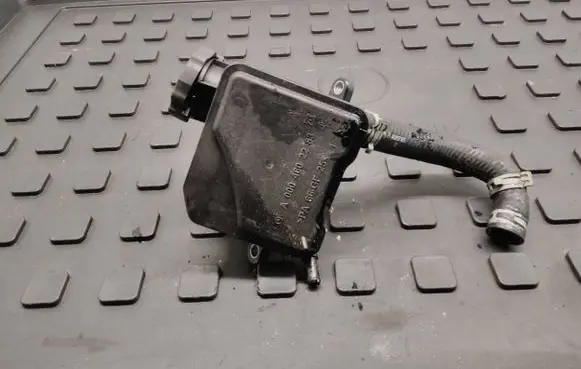 Mercedes-Benz GLK (X204) Power steering fluid tank/reservoir A0004602283