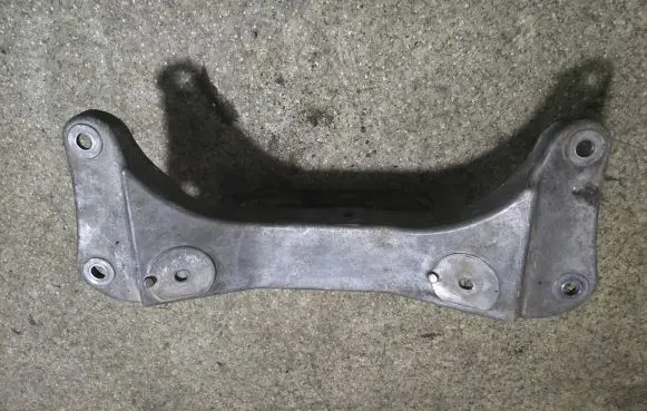 BMW 5 E39 Engine mounting bracket 1096106