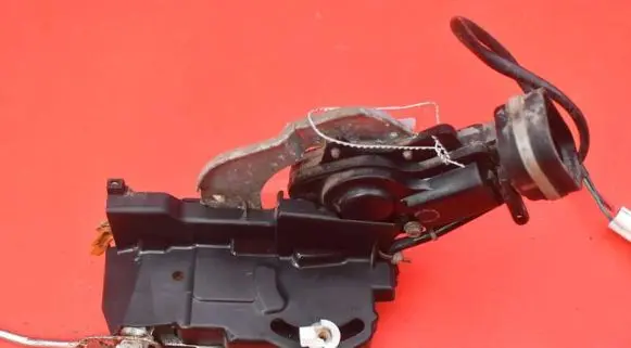 Suzuki Grand Vitara I Front door lock