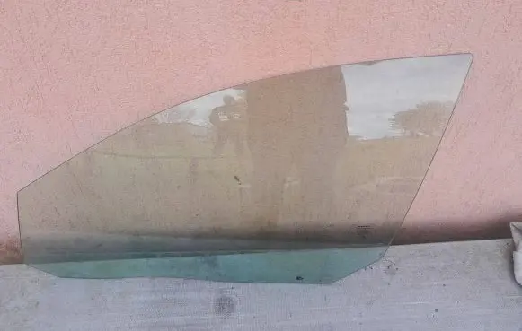 Volvo V70 Front door window glass four-door 43R001106 E000186 DOT57M53AS2