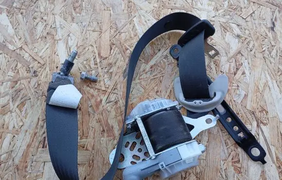 Subaru Outback Front seatbelt 7S1610P