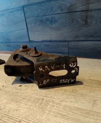 Toyota RAV 4 (XA20) Engine mount bracket