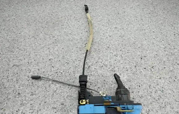 Volvo V70 Front door lock 8650544