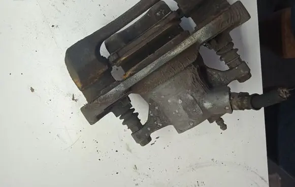 Toyota Prius+ (ZVW40) Rear brake caliper