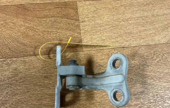 Volvo V50 Front door lower hinge 30784890 A046572