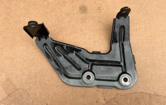 BMW X3 G01 Fender mounting bracket 7424677 168B
