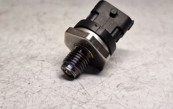 BMW 5 E39 Fuel pressure sensor 0281002788 13537788164 13537781486