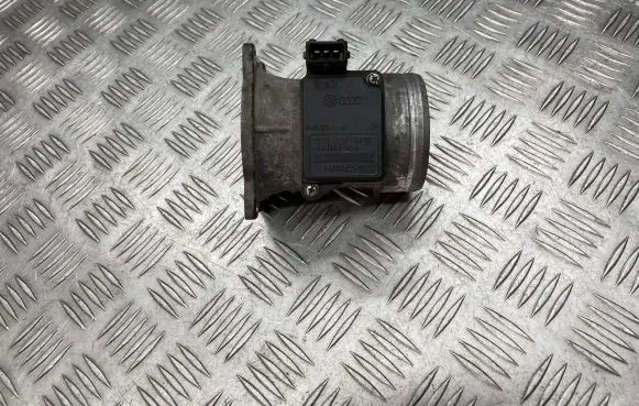 Audi A4 S4 B5 8D Mass air flow meter 037906461B AFH6010A T15194