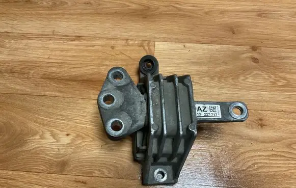 Opel Insignia A Engine mount bracket 13227717
