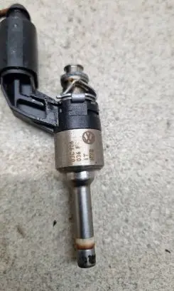 Volkswagen Scirocco Fuel injector 03C906