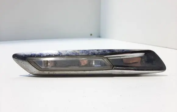 Front fender indicator light