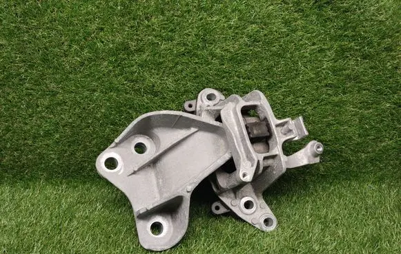 Chevrolet Cruze II Engine mounting bracket 39037511 795124808