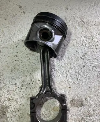Nissan Primera Piston with connecting rod